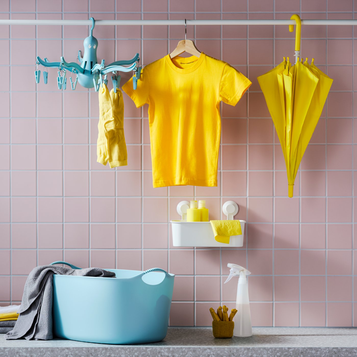 ropa de bebé colgada en un lavadero.