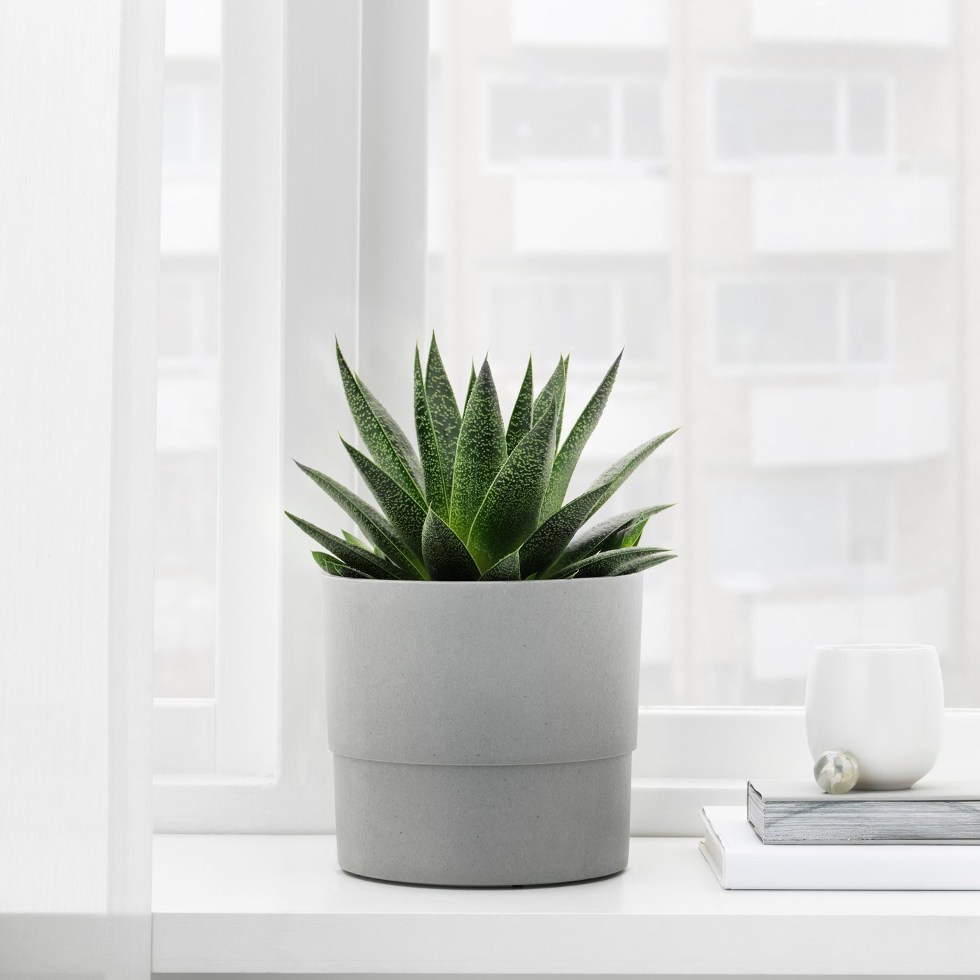 An in/outdoor grey NYPON plant pot