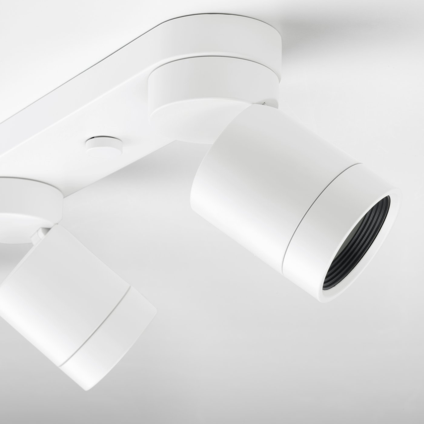 Foco de techo NYMÅNE con 4 puntos de luz en color blanco.