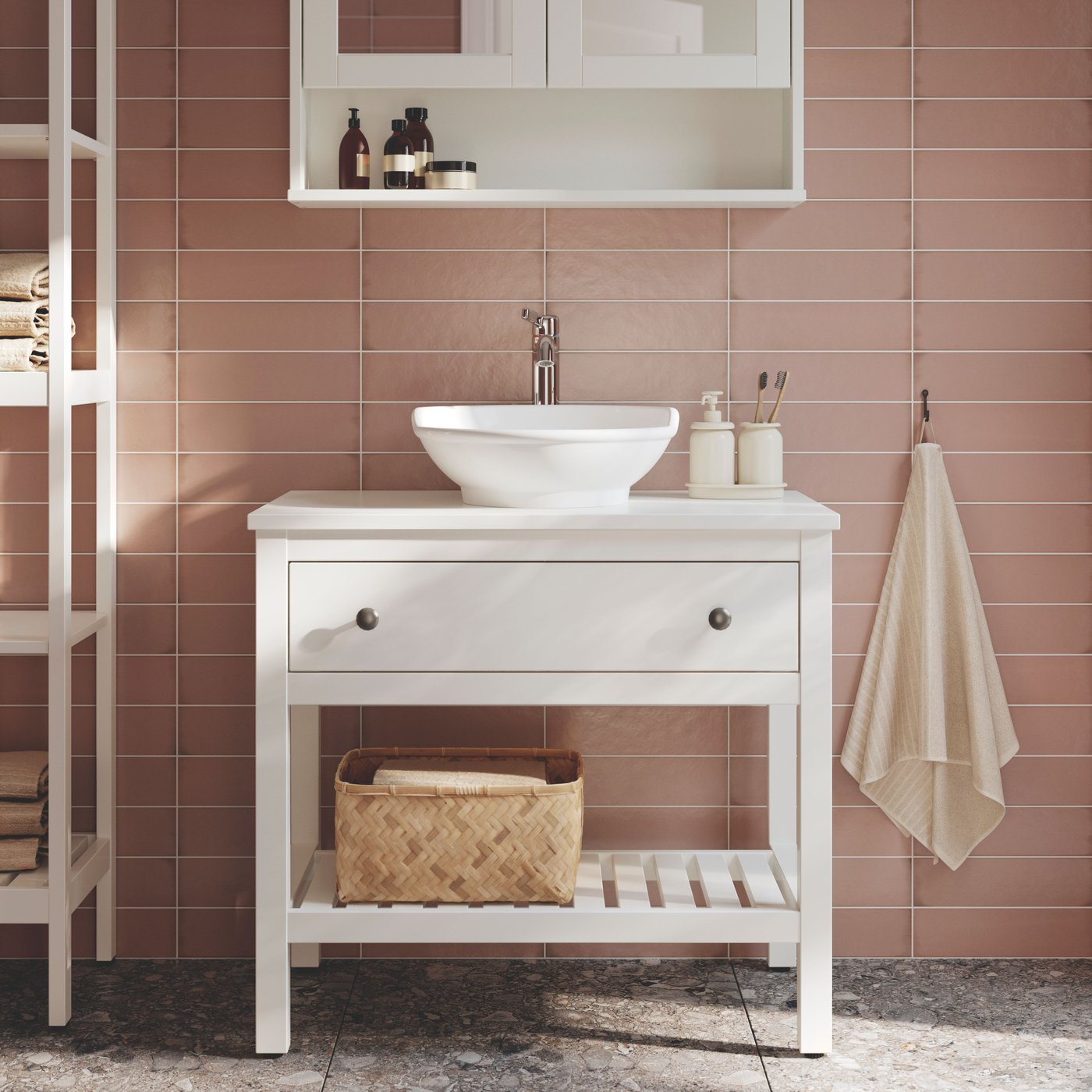A white HEMNES open wash-stand with one drawer has a VÄSTERSÖN countertop wash-basin and a white HEMNES mirror cabinet.