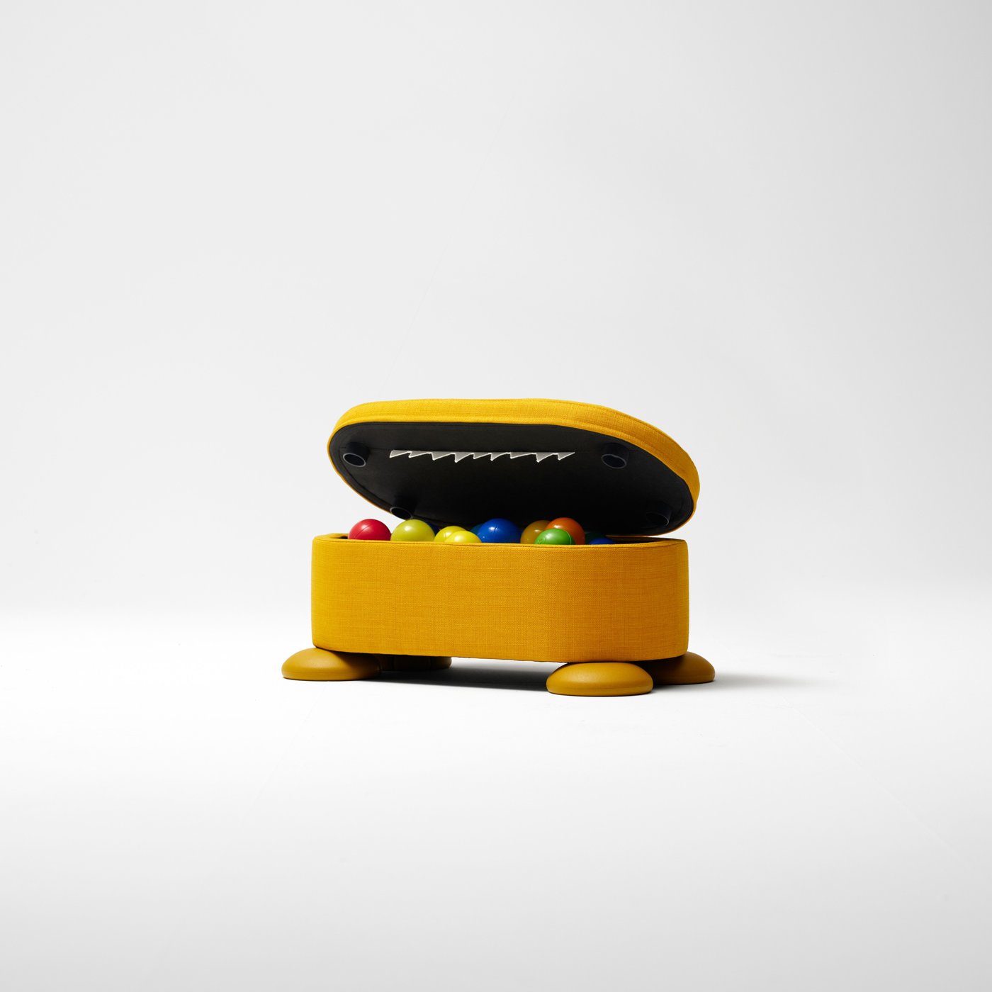 Ein gelber GREJSIMOJS Pouf mit Stauraum