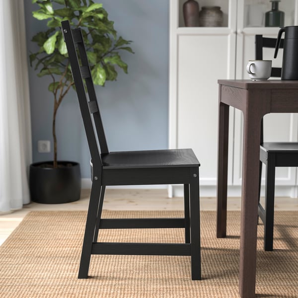 A black NORDVIKEN chair in the dining room