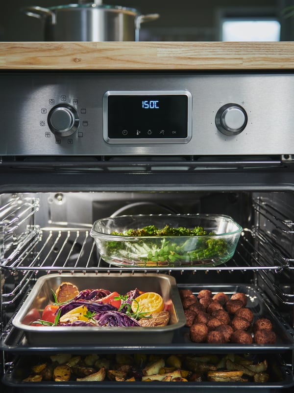 Ein schwarzer IKEA 700 FINSMAKARE Heißluftofen mit Dampfgarfunktion.