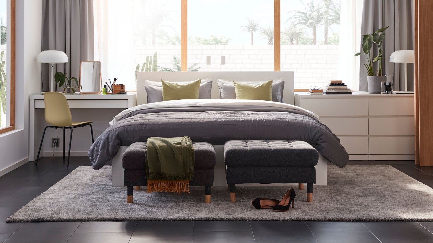 A medium grey STOENSE rug, low pile in the bedroom