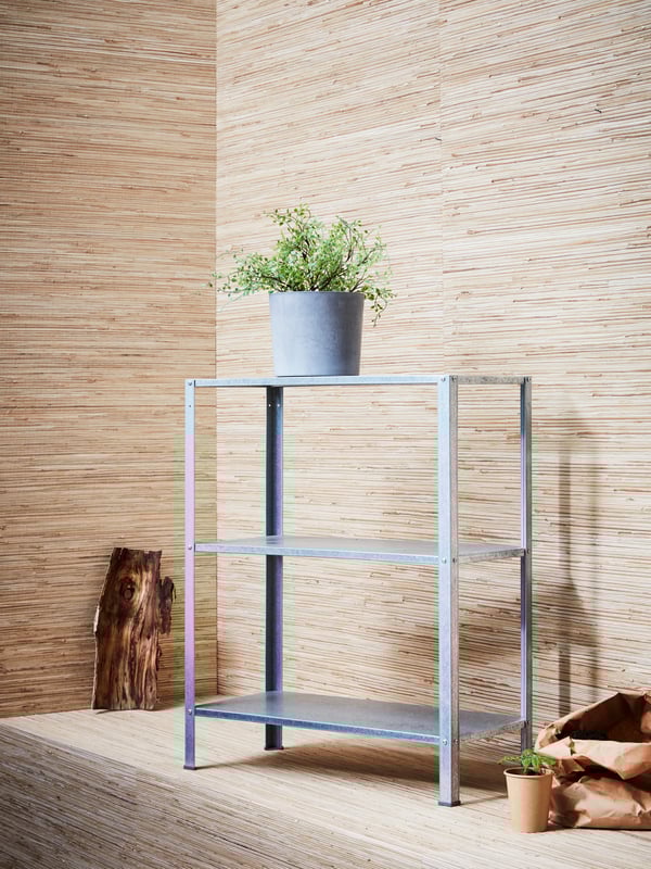 An in/outdoor light grey BOYSENBÄR plant pot outside