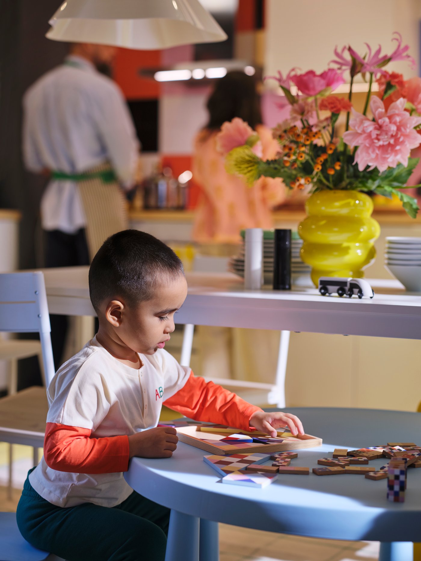 A FJÄLLVRÅK domino game in the kitchen