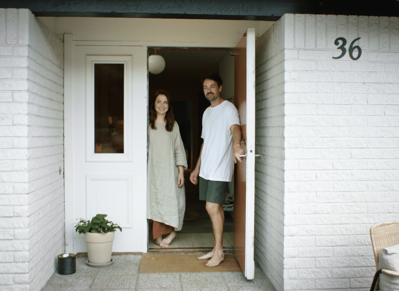 Dizajner Mikael Axelsson i žena otvaraju vrata koja vode u kuću.
