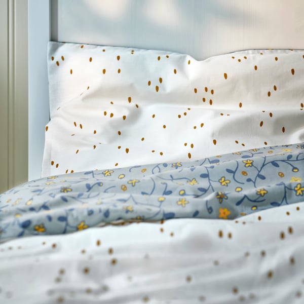 A blue/white floral pattern GULDVÄVARE duvet cover 1 pillowcase for cot