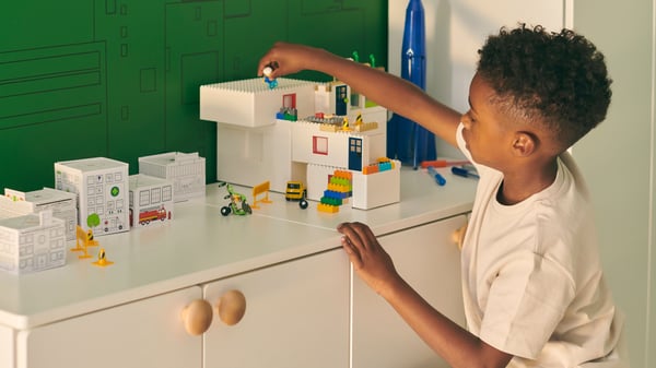 A BYGGLEK LEGO® box with lid in the childrens room