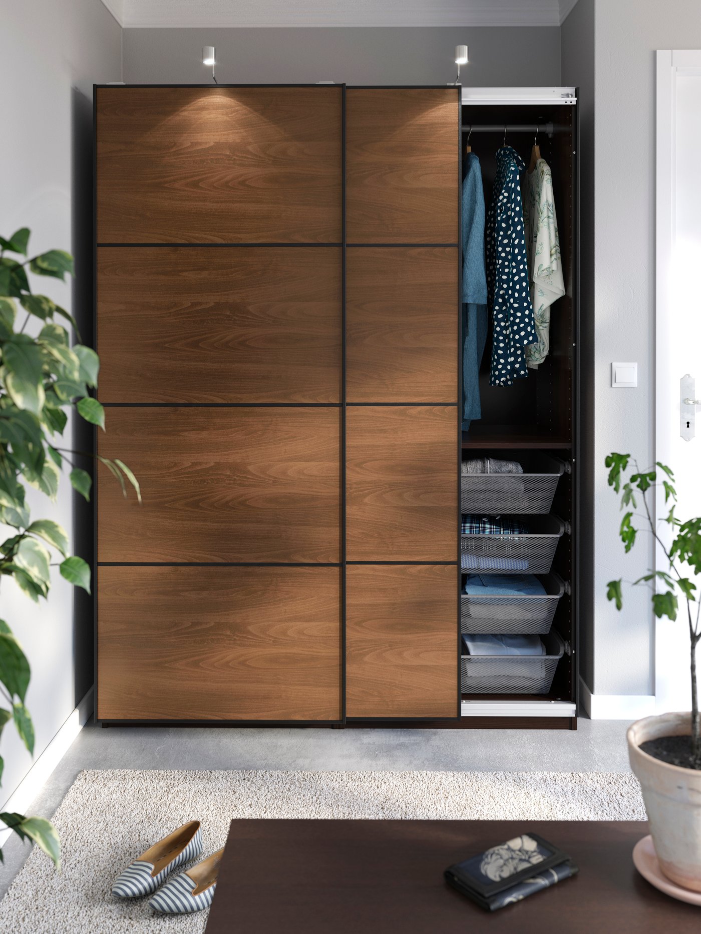 A nickel-plated URSHULT LED cabinet lighting in the bedroom