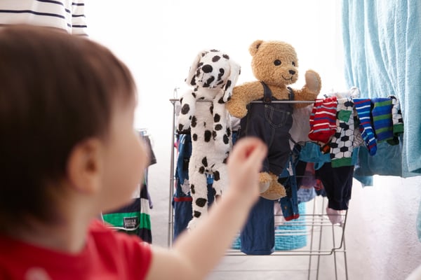 enfant devant des peluches
