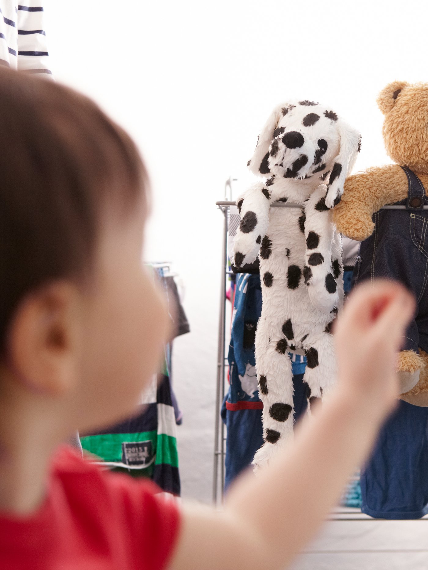 Enfant avec des peluches en arrière plan