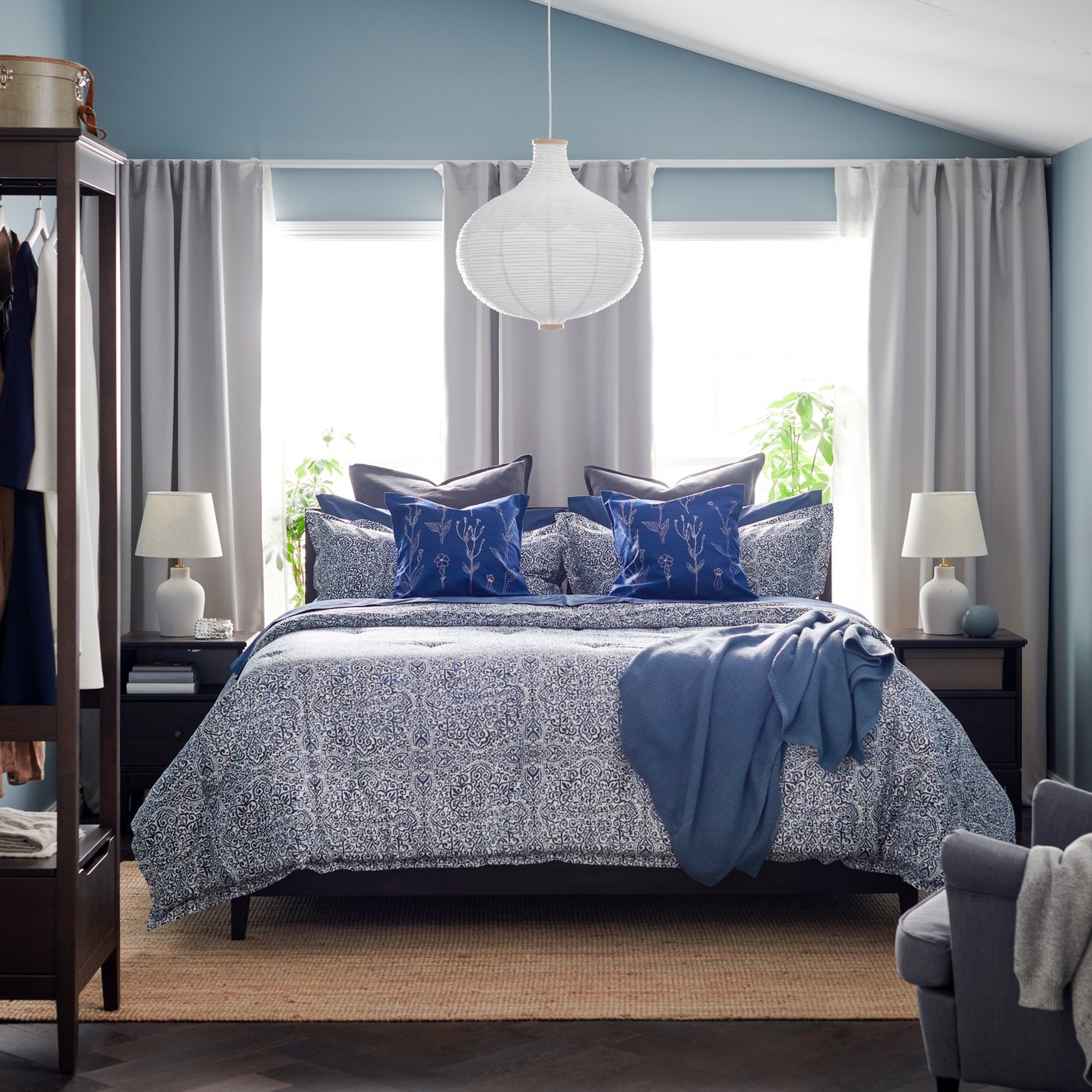 A blue/white ÄNGSKLOCKA comforter set