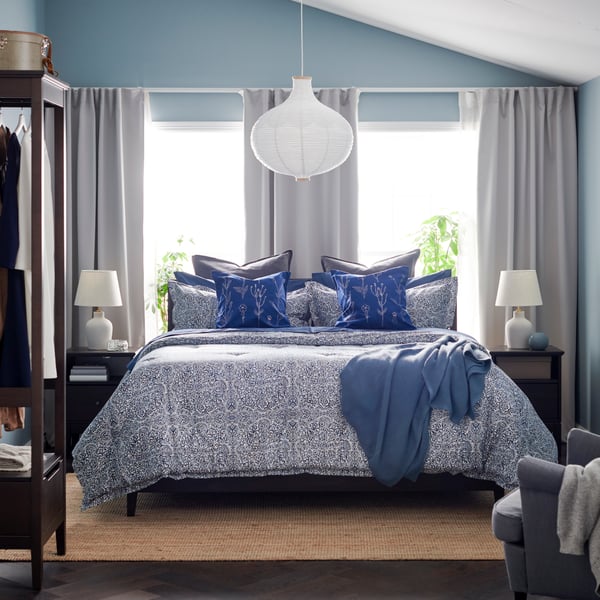 A blue/white ÄNGSKLOCKA comforter set