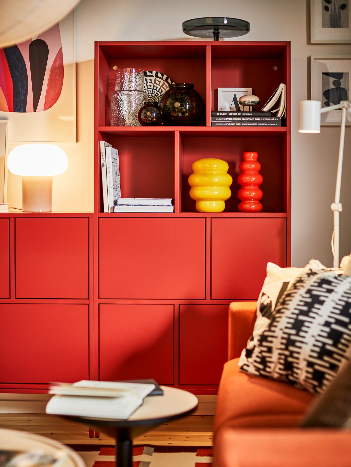 Un meuble de rangement IVAR peint en rouge.