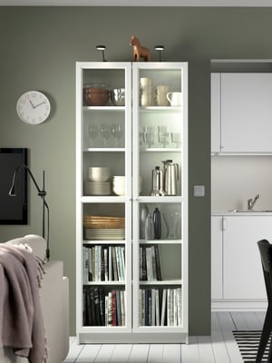 En hvit BILLY-bokhylle.