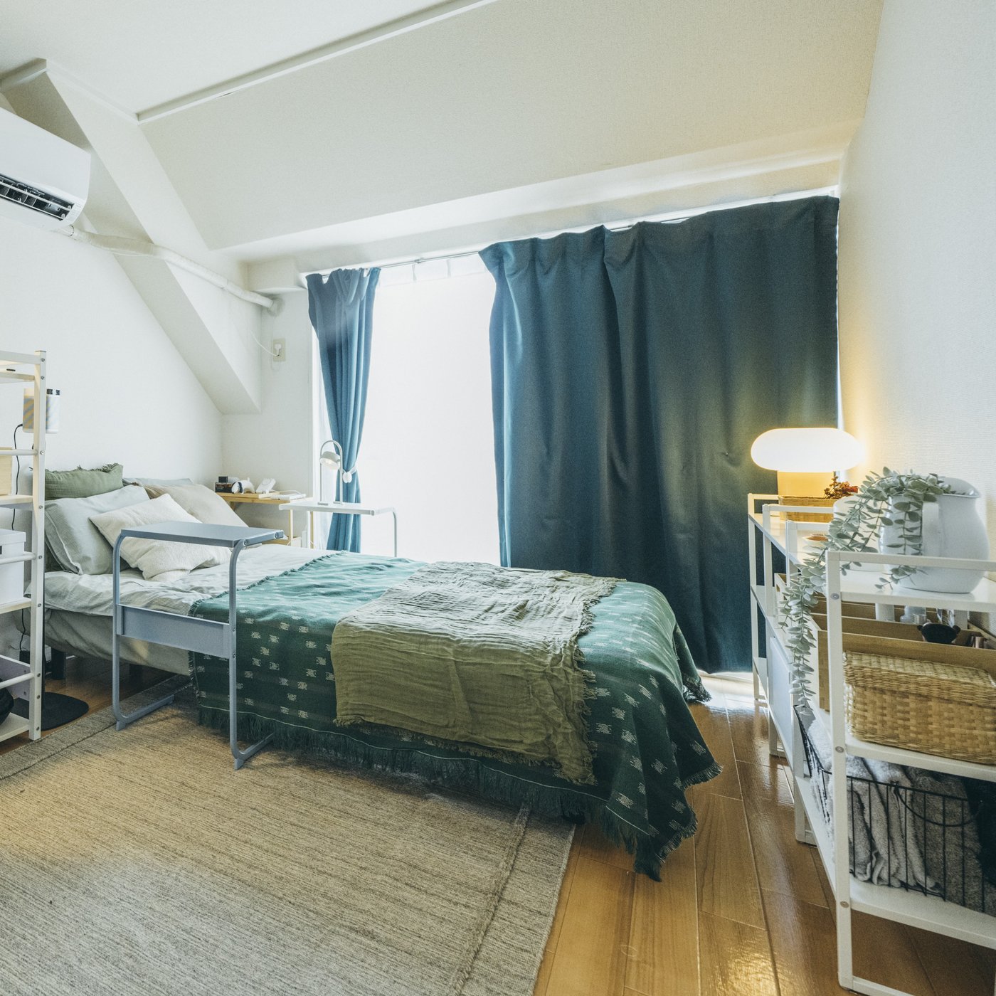 寒色系で落ち着いた雰囲気のワンルーム。