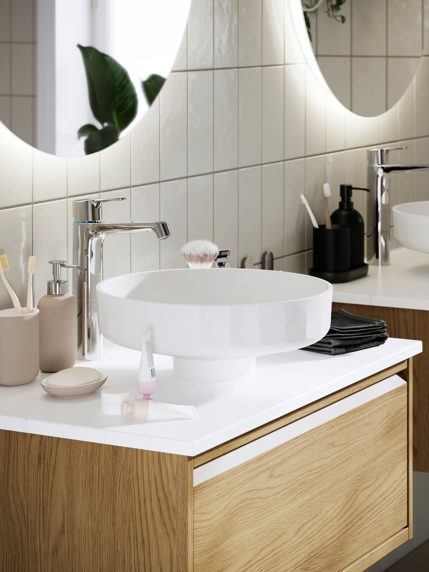 Blat łazienkowy z umywalką nablatową LERSJÖN, chromowaną baterią, dozownikiem na mydło i produktami do pielęgnacji na białej powierzchni.