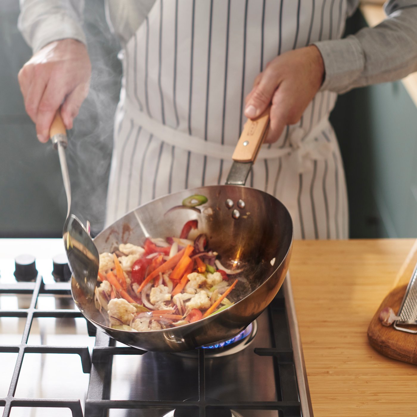 A glass/carbon steel beech VARDAGEN wok with lid