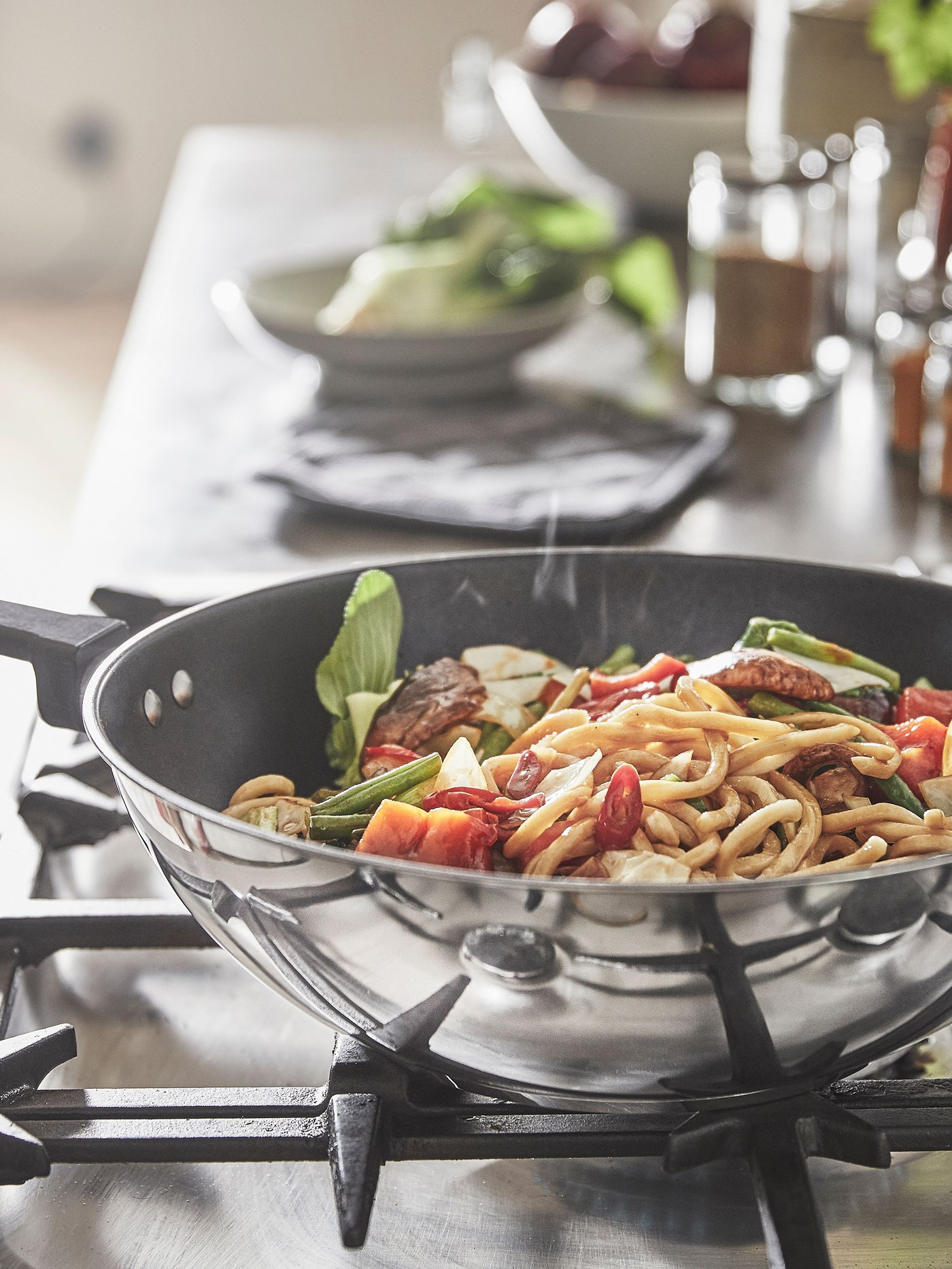 A non-stick coating/stainless steel MIDDAGSMAT wok