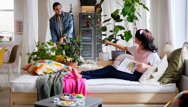 Een familie bevindt zich in de woonkamer en kijkt gelukkig.