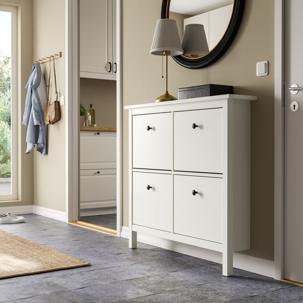 HEMNES oinetako-altzari zuria 4 konpartimendurekin