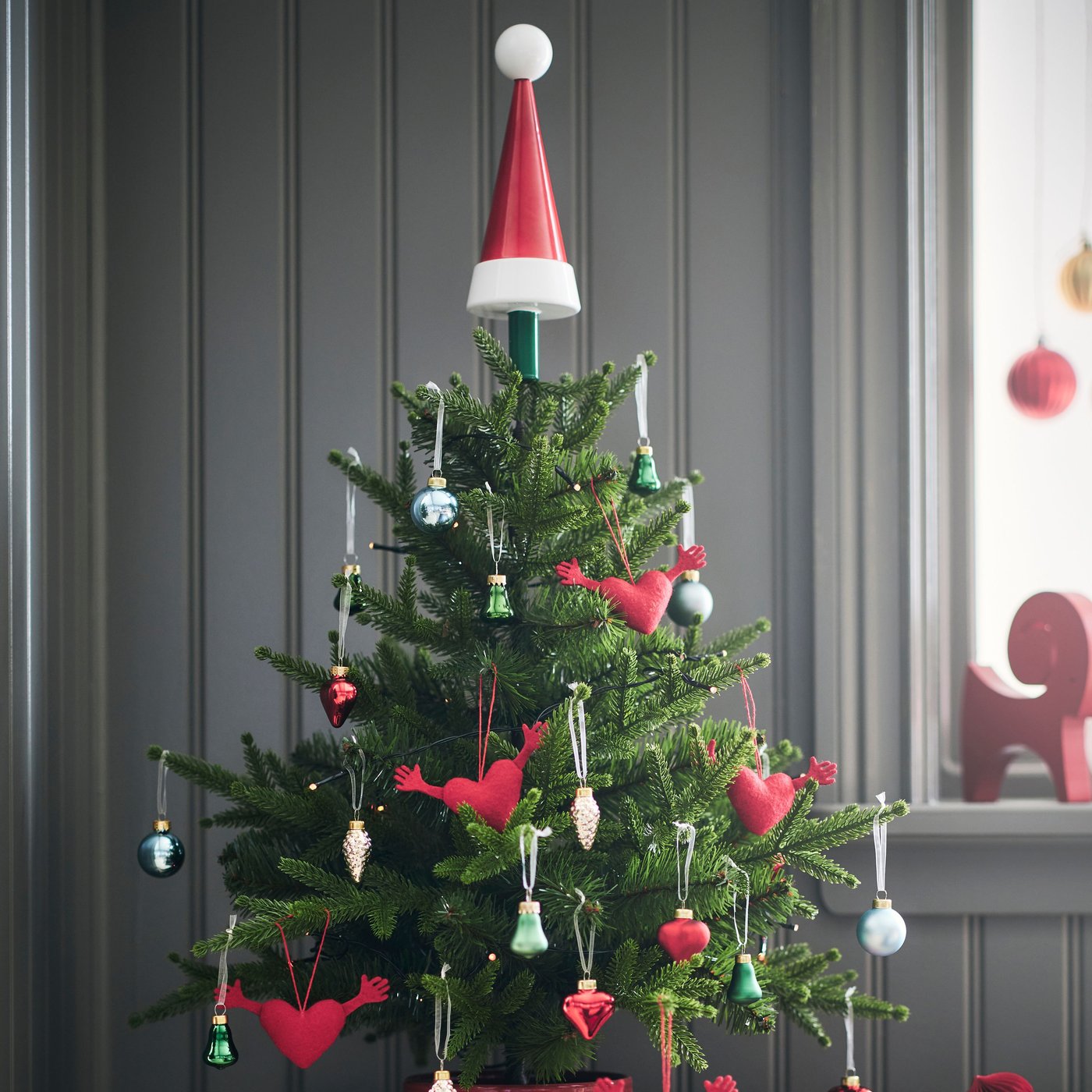 Egy zöld, beltéri és kültéri használatra is alkalmas VINTERFINT mű karácsonyfa cserépben NA.