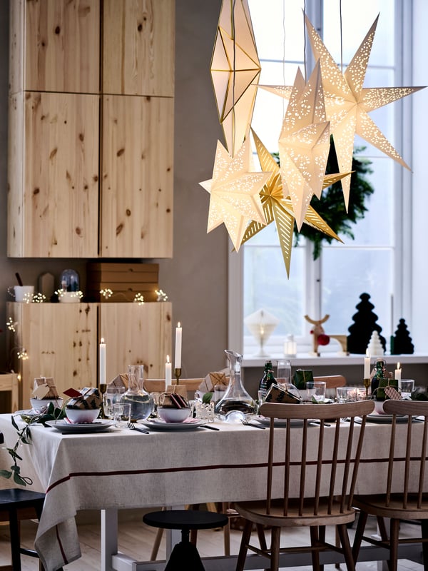 A white/gold-colour STRÅLA lampshade in the dining room