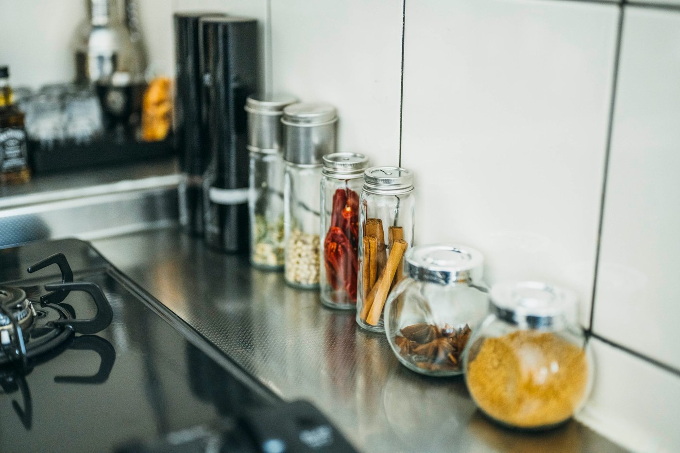 さまざまなスパイスが入っている小瓶。