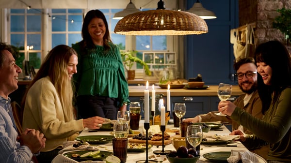 Un noir FULLTALIG chandelier dans le pièce à manger