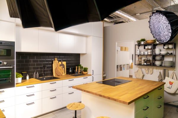 Eine IKEA Küche mit weißen und grünen Fronten, schwarzem Fließenspiegel und einer Arbeitsplatte in Holzoptik als Content Studio für die Visual Statements GmbH.