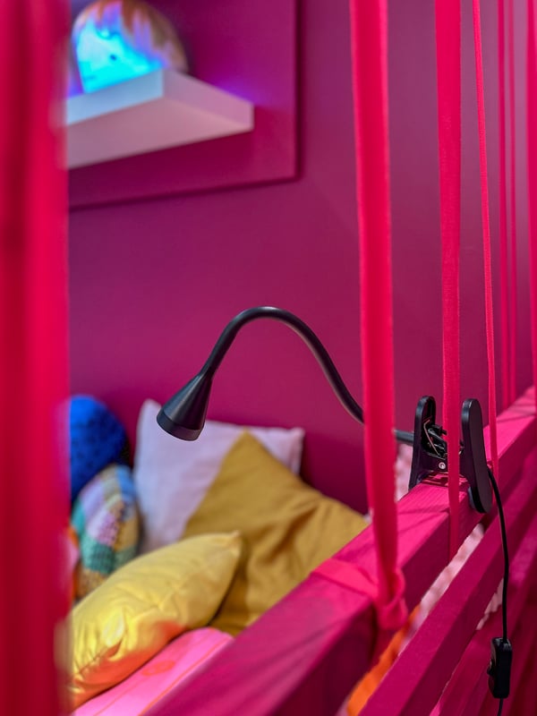 NÄVLINGE
Reflektor z klamrą LED, czarny