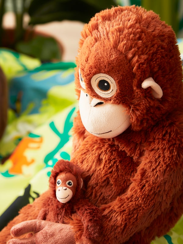 Una joguina de peluix d'orangutan DJUNGELSKOG.