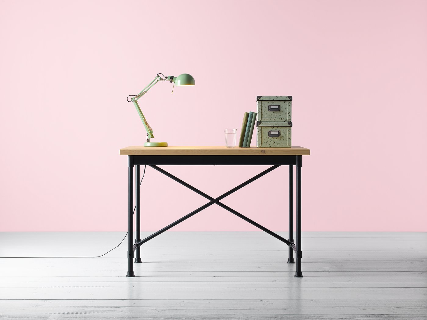 biurko na różowym tle