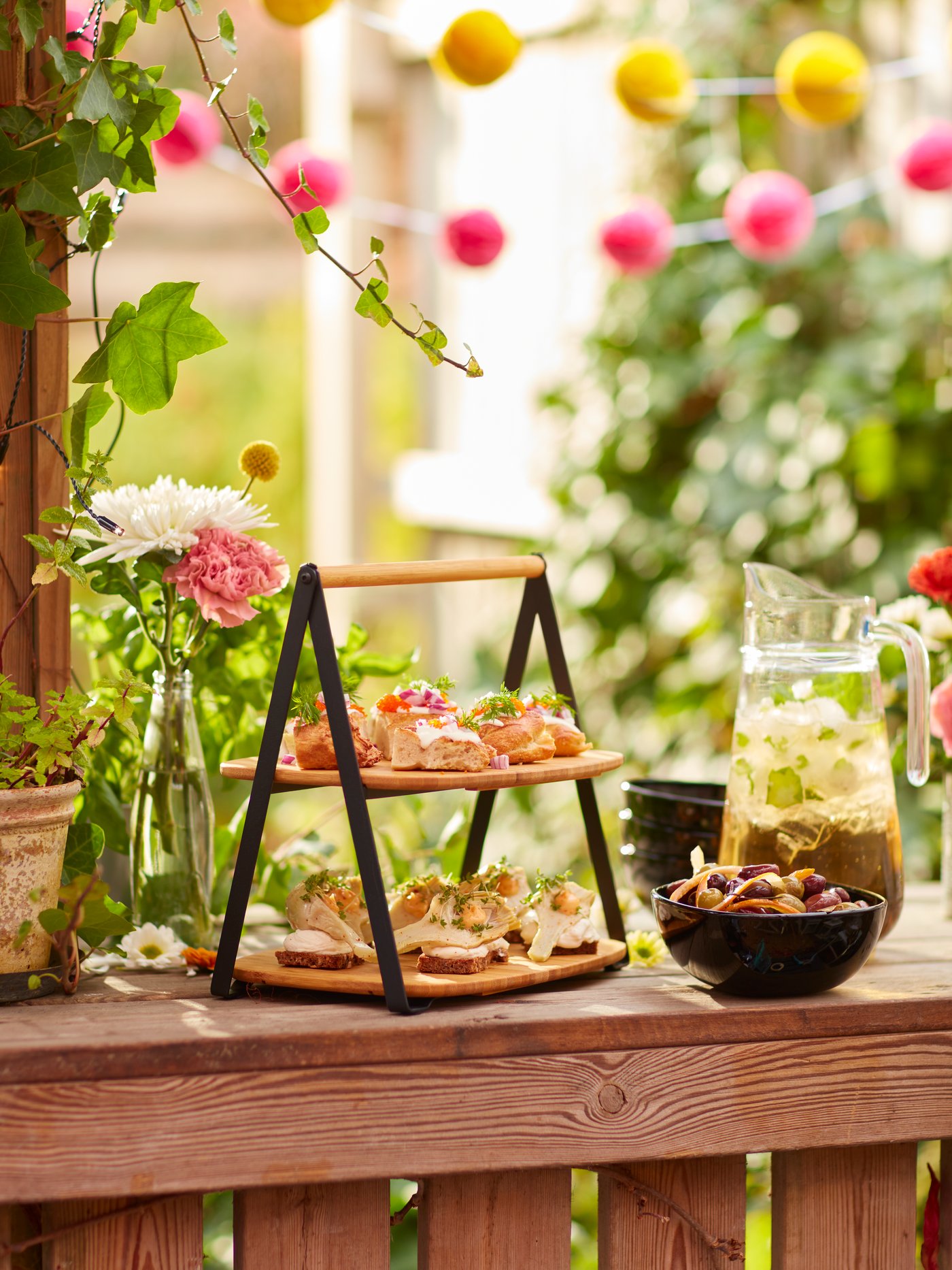 A bamboo/black FULLSPÄCKAD serving tray in the dining room
