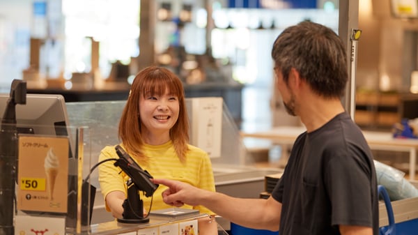 支払いをしているお客さん