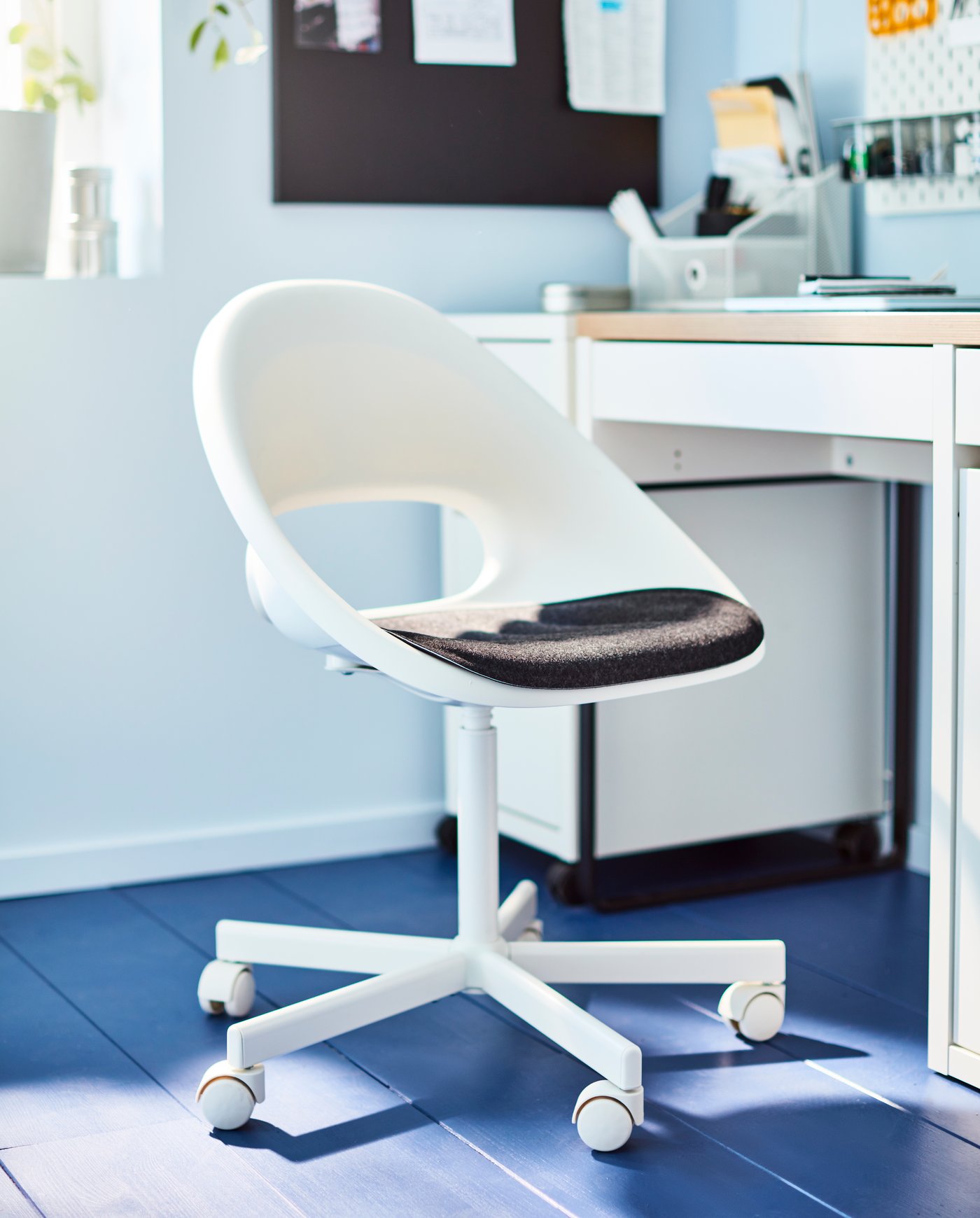 ホームオフィスにあるホワイト/アンスラサイトのMICKE ミッケデスク