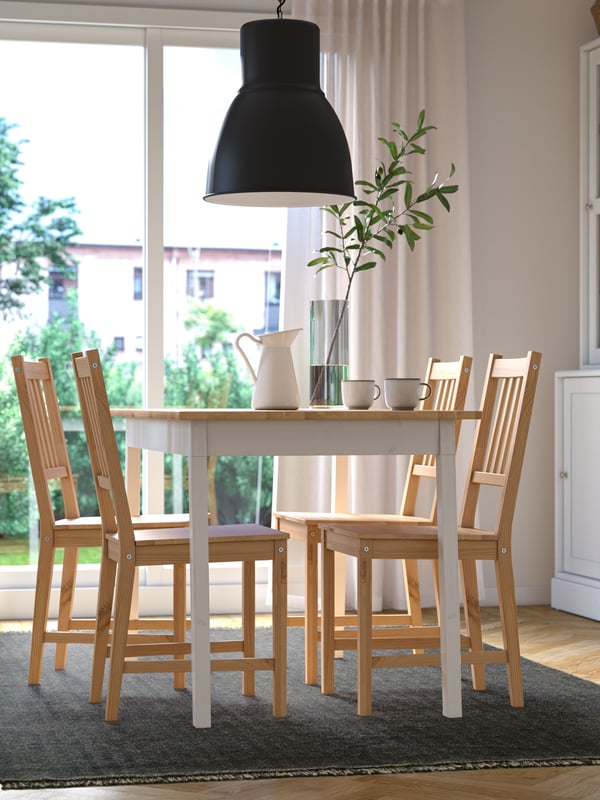 Un comedor de cuatro puestos con una lámpara colgante HEKTAR.