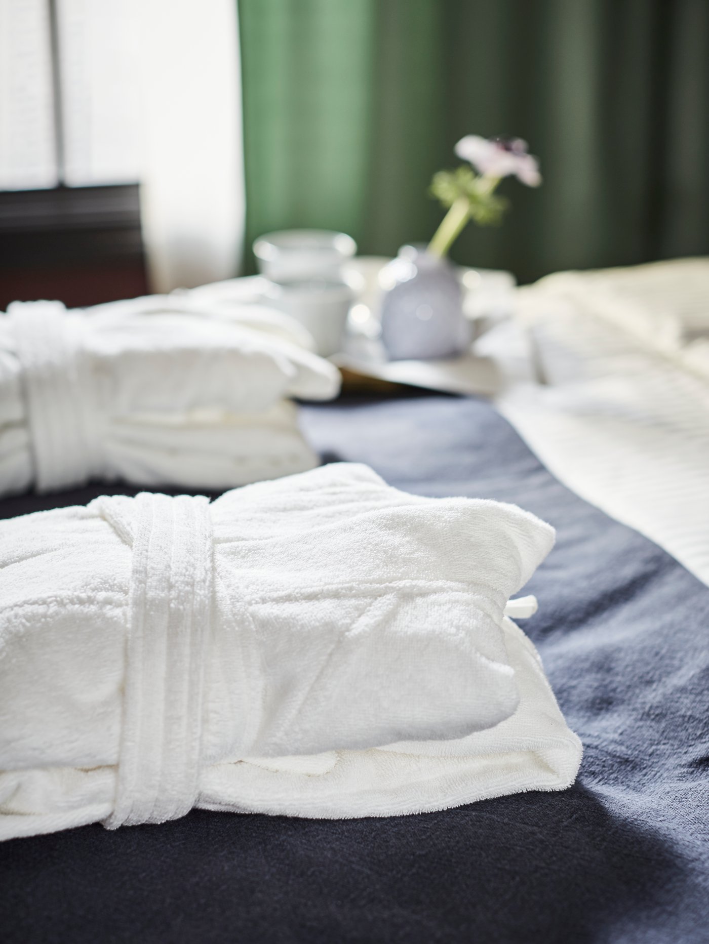 A white ROCKÅN bath robe in the bathroom