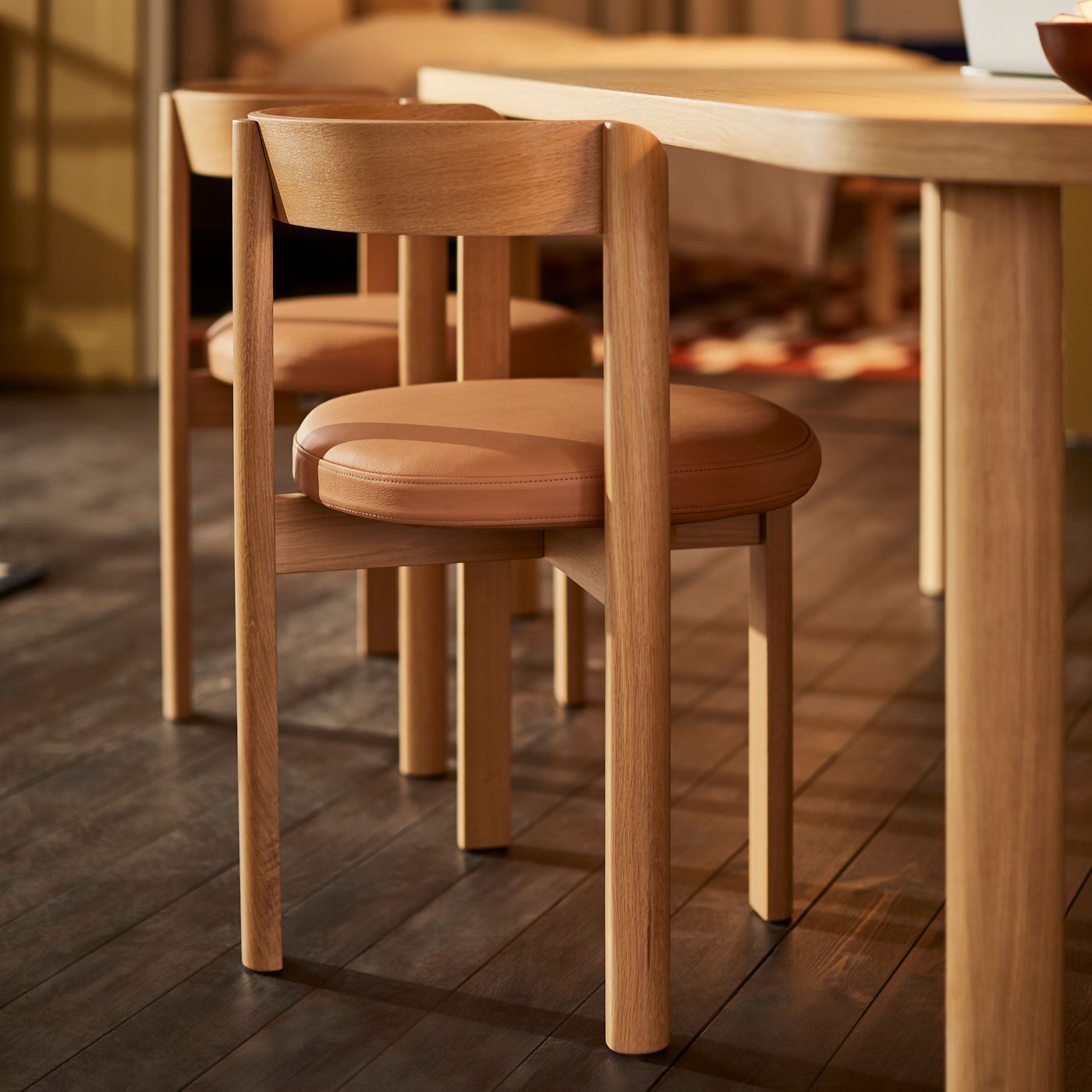 An oak/leather STOCKHOLM 2025 chair in the dining room