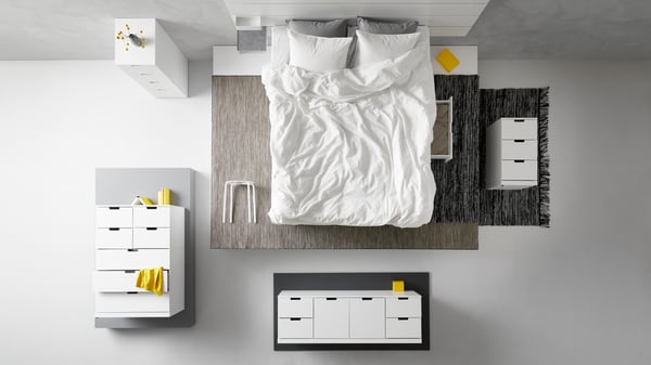 Una cómoda NORDLI blanca de 6 cajones.