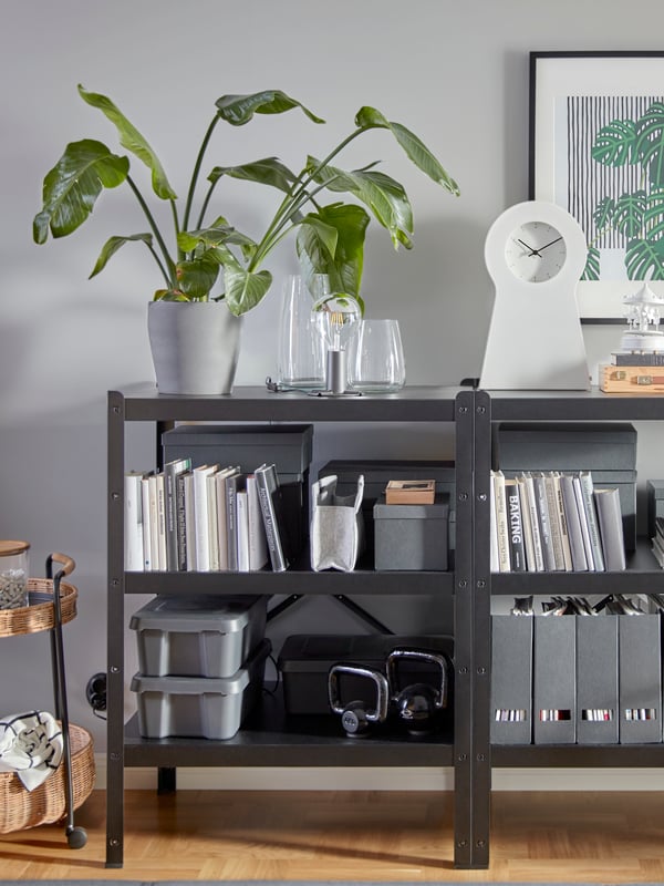 A dark grey PERSILLADE plant pot in the dining room