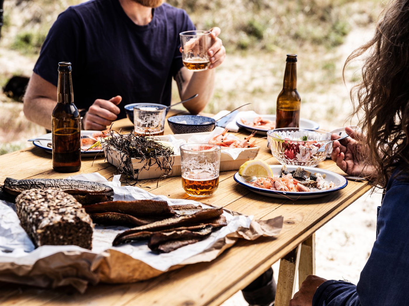 A clear glass/patterned SÄLLSKAPLIG glass