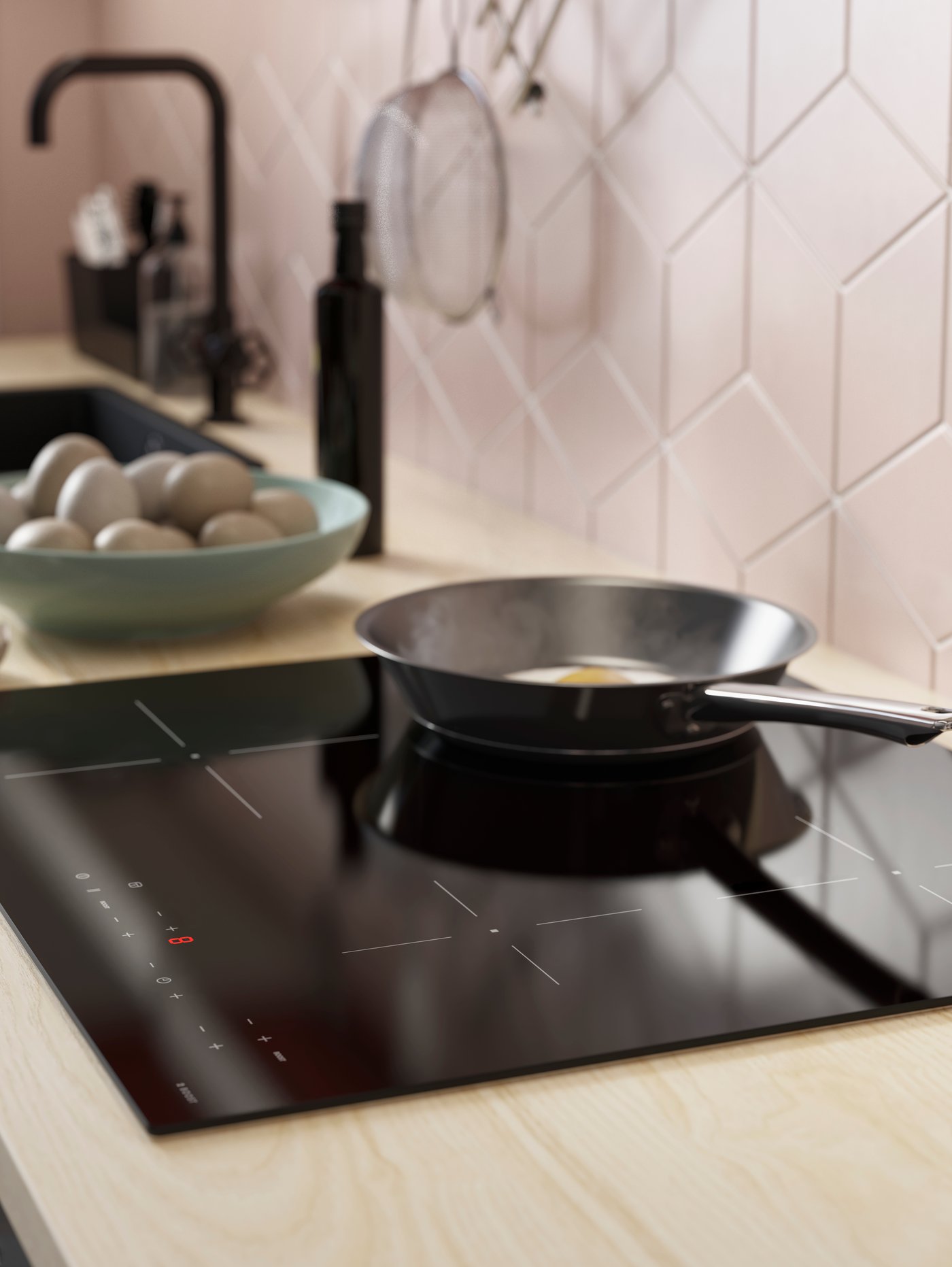 Una encimera de cocina MATMÄSSIG IKEA en una cubierta de cocina. Sobre la encimera un sartén.