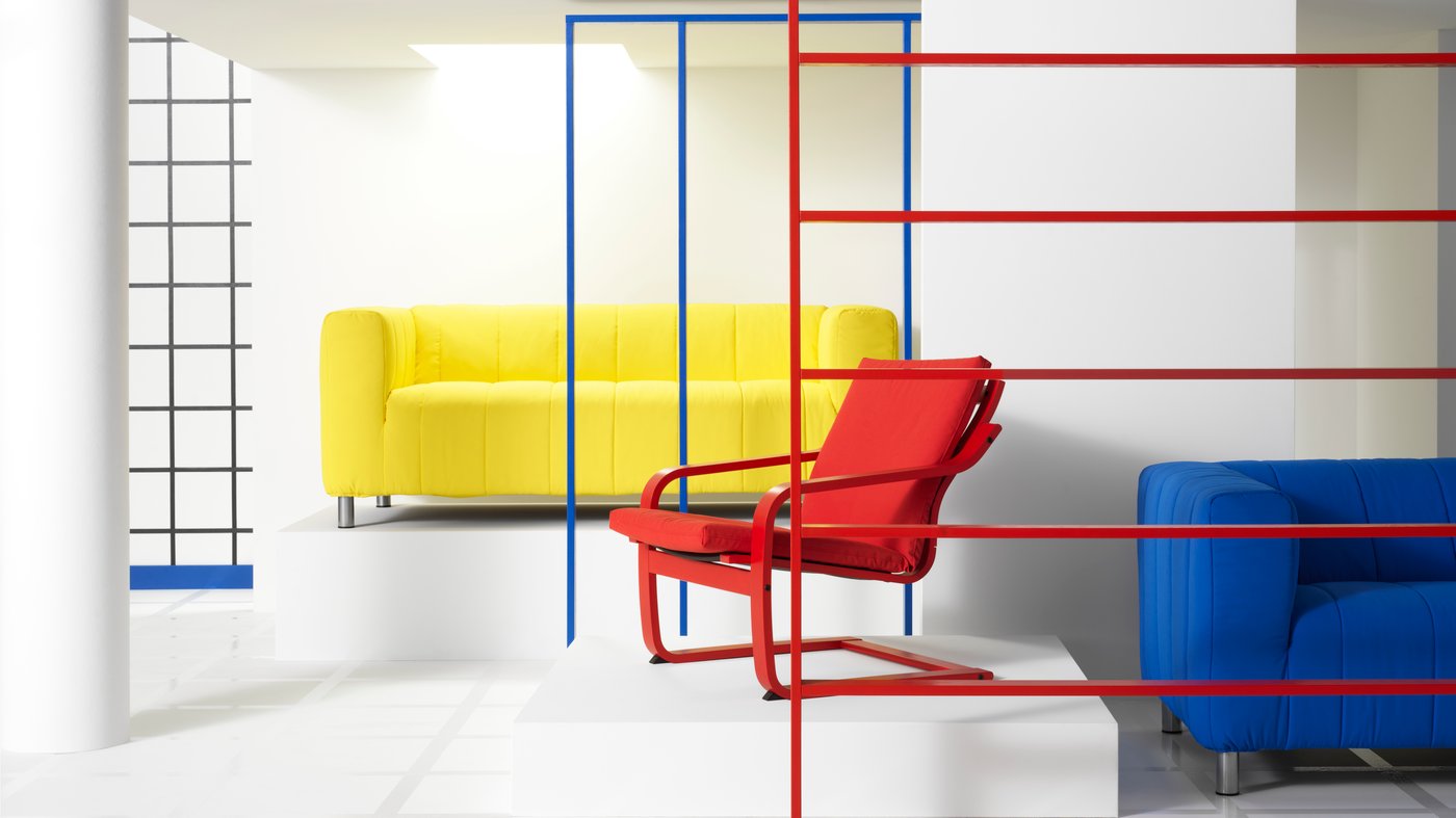 A garden with dark blue SKARPÖ outdoor armchairs under a HISSÖ hanging parasol with a TORPÖN net hanging over it.