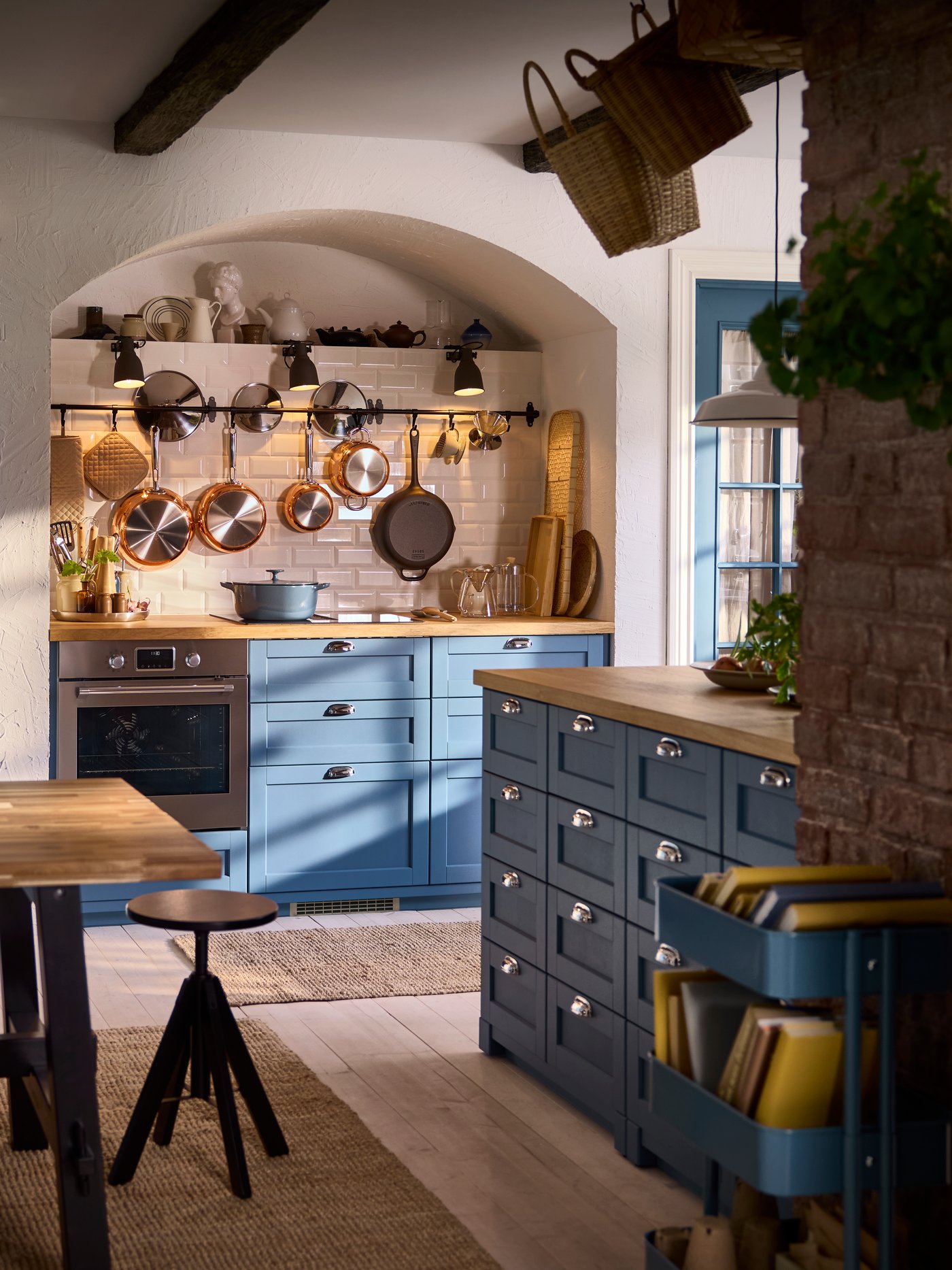 Cozinha tradicional com frentes de portas azuis LERHYTTAN