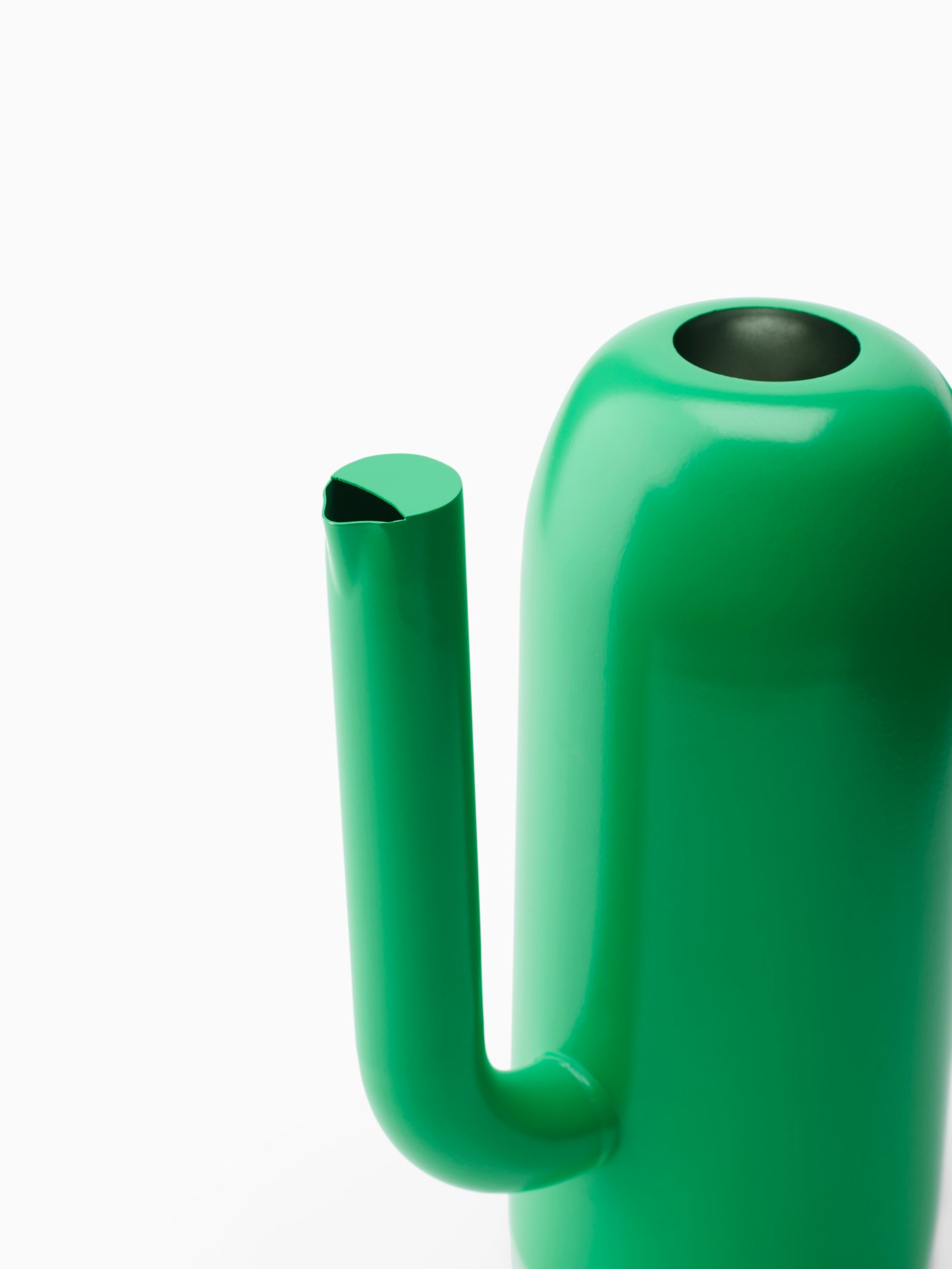 Nahaufnahme einer leuchtend grünen Vase und Gießkanne in einem, Modell ÄRTBUSKE, aus Metall, vor neutralem Hintergrund.