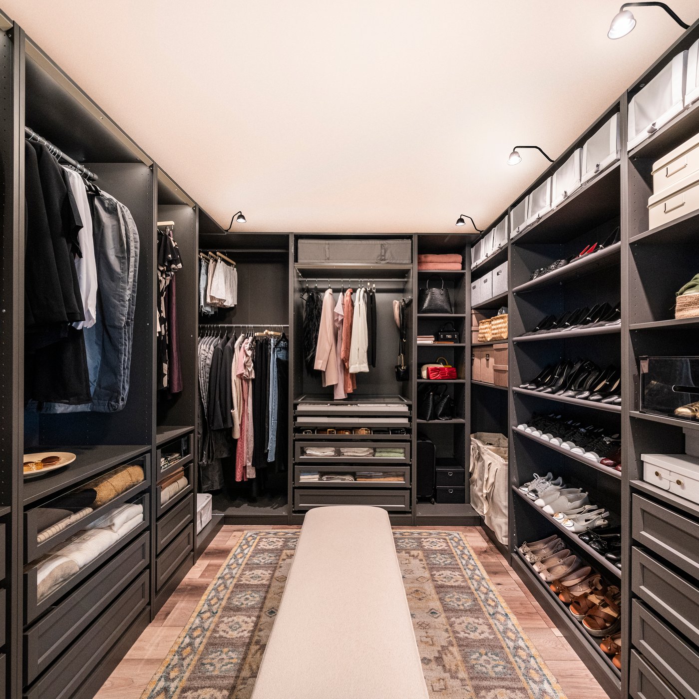 Una cabina armadio arredata con armadi PAX senza ante e con accessori KOMPLEMENT.