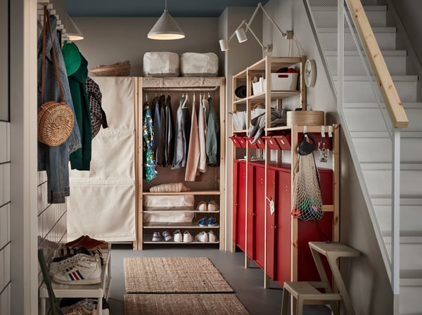 Holzregale mit einer Mischung aus Kleidung, kleinen Boxen und verschiedenen Alltagsgegenständen – für offene Aufbewahrung.