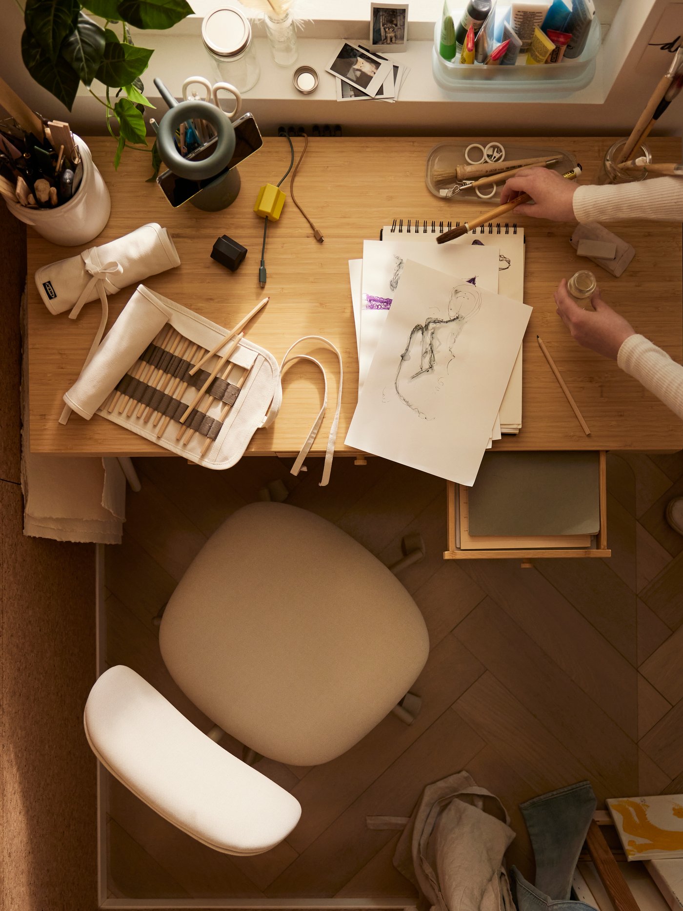 Ein schwarz-gelber HAVSKÅL 2-teiliger USB-Anker.